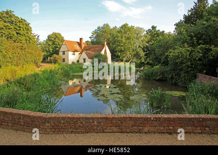 Willy Lott's house / cottage sul fiume Stour a Flatford Mill East Bergholt Suffolk come visto in John Constable's Haywain Foto Stock