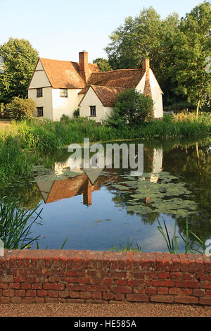 Willy Lott's house / cottage sul fiume Stour a Flatford Mill East Bergholt Suffolk come visto in John Constable's Haywain Foto Stock