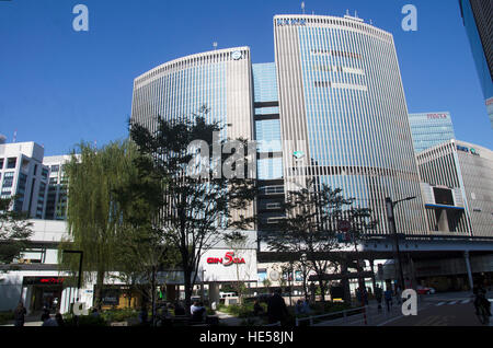 Il popolo giapponese e viaggiatori straniero rilassarsi nel parco pubblico e passeggiata sul sentiero accanto al traffico stradale andare a visitare e a lavorare a Ginza il 20 ottobre Foto Stock