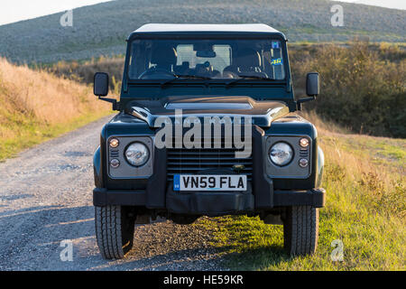 Landrover Defender station wagon parcheggiata su una strada sterrata a villaggio Toscano di Lajatico, Toscana, Italia. Foto Stock