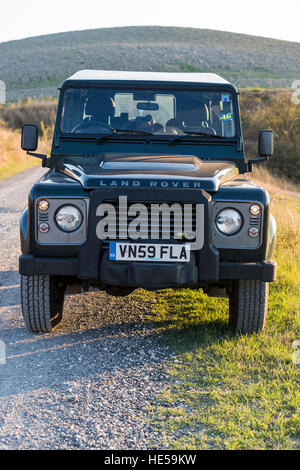 Landrover Defender station wagon parcheggiata su una strada sterrata a villaggio Toscano di Lajatico, Toscana, Italia. Foto Stock