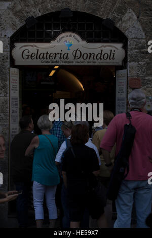 Città medievale di San Gimignano, Toscana, Italia. Gelateria Dondoli Foto Stock