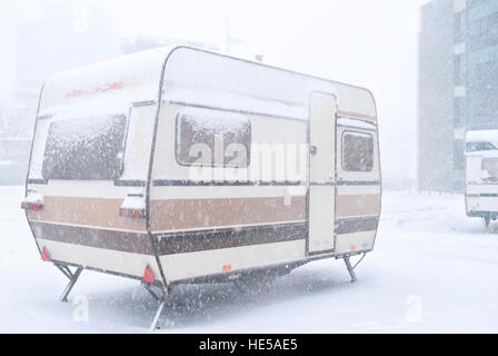 Auto rimorchio roulotte nella neve Foto Stock