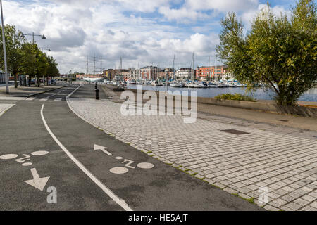 Escursioni in bicicletta friendly corsie in Dunkerque, Francia Foto Stock