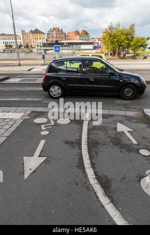 Escursioni in bicicletta friendly corsie in Dunkerque, Francia Foto Stock