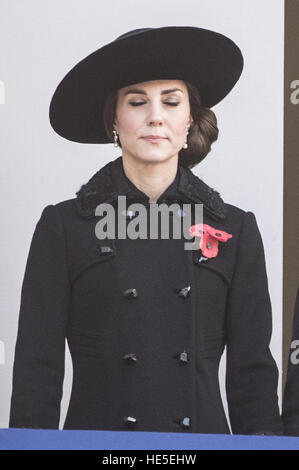 I politici e i Royals assiste un servizio presso il cenotafio per ricordo domenica per commemorare il contributo del British Commonwealth e,militare di combattenti civili e le donne nelle due guerre mondiali. Con: la duchessa di Cambridge dove: Londra, unità Foto Stock