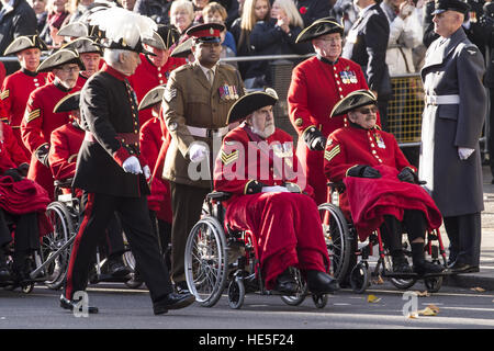 I politici e i Royals assiste un servizio presso il cenotafio per ricordo domenica per commemorare il contributo del British Commonwealth e,militare di combattenti civili e le donne nelle due guerre mondiali. Dotato di: atmosfera dove: Londra, Regno Unito Foto Stock