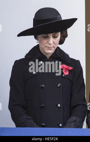 I politici e i Royals assiste un servizio presso il cenotafio per ricordo domenica per commemorare il contributo del British Commonwealth e,militare di combattenti civili e le donne nelle due guerre mondiali. Con: la duchessa di Cambridge dove: Londra, unità Foto Stock