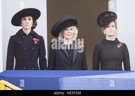 I politici e i Royals assiste un servizio presso il cenotafio per ricordo domenica per commemorare il contributo del British Commonwealth e,militare di combattenti civili e le donne nelle due guerre mondiali. Con: la duchessa di Cambridge, duchessa di Cornwal Foto Stock