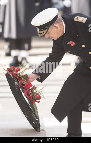 I politici e i Royals assiste un servizio presso il cenotafio per ricordo domenica per commemorare il contributo del British Commonwealth e,militare di combattenti civili e le donne nelle due guerre mondiali. Dotato di: Duca di Edimburgo dove: Londra, Regno Foto Stock