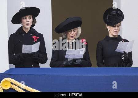 I politici e i Royals assiste un servizio presso il cenotafio per ricordo domenica per commemorare il contributo del British Commonwealth e,militare di combattenti civili e le donne nelle due guerre mondiali. Con: la duchessa di Cambridge, duchessa di Cornwal Foto Stock