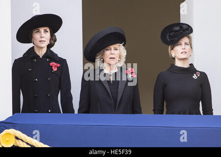 I politici e i Royals assiste un servizio presso il cenotafio per ricordo domenica per commemorare il contributo del British Commonwealth e,militare di combattenti civili e le donne nelle due guerre mondiali. Con: la duchessa di Cambridge, duchessa di Cornwal Foto Stock