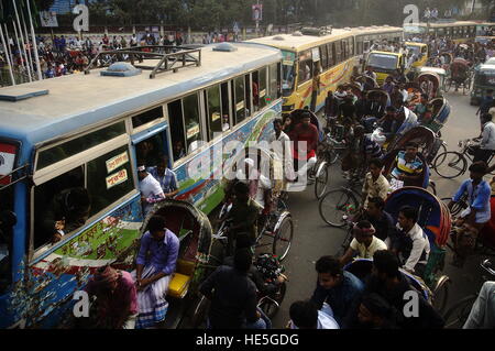 Dacca in Bangladesh. Xvi Dec, 2016. Bangladesh festeggia il suo quarantacinquesimo vittoria il venerdì giorno di Dhaka. Bangladesh ottiene la vittoria su dicembre 16, dopo nove mesi di guerra con il Pakistan army nel 1971. © Md. Mehedi Hasan/Pacific Press/Alamy Live News Foto Stock