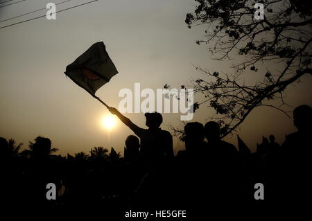 Dacca in Bangladesh. Xvi Dec, 2016. I popoli del Bangladesh partecipano in un rally per celebrare il quarantacinquesimo giorno della vittoria. Bangladesh festeggia il suo quarantacinquesimo vittoria il venerdì giorno di Dhaka. Bangladesh ottiene la vittoria su dicembre 16, dopo nove mesi di guerra con il Pakistan army nel 1971. © Md. Mehedi Hasan/Pacific Press/Alamy Live News Foto Stock