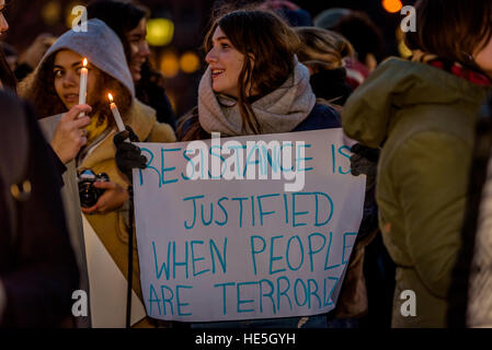 New York, Stati Uniti. Xvi Dec, 2016. I Newyorkesi riuniti venerdì xvi a Washington Sq. Park per tenere una manifestazione di protesta pacifica e una veglia a lume di candela a riposo in solidarietà con il popolo siriano. Chiedendo di fermare il massacro di obiettivi civili e gli operatori di soccorso. Interrompere gli assedi e chiedono che le Nazioni Unite e la comunità internazionale di arrestare i criminali di guerra. Salvare la Siria! Salvare Aleppo! Fermare i massacri!, fermare il genocidio! © Erik McGregor/Pacific Press/Alamy Live News Foto Stock