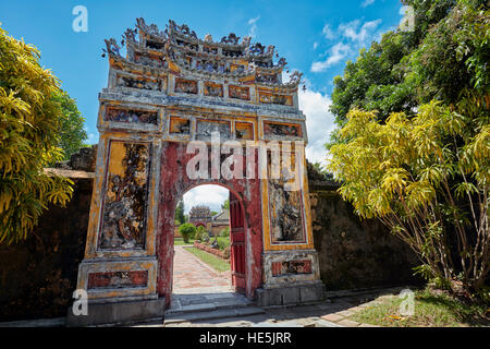 Cancello di ingresso alla appeso al Mieu Tempio. Città Imperiale (Cittadella), tonalità, Vietnam. Foto Stock