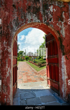 Cancello di ingresso alla appeso al Mieu Tempio. Città Imperiale (Cittadella), tonalità, Vietnam. Foto Stock