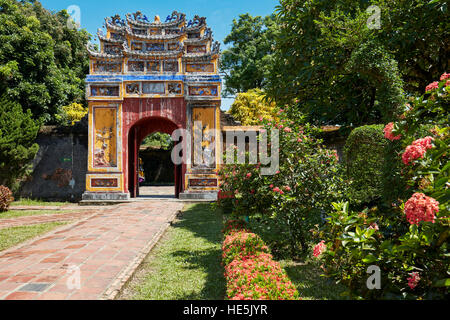 Cancello di ingresso alla appeso al Mieu Tempio. Città Imperiale (Cittadella), tonalità, Vietnam. Foto Stock