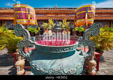 Urna di bronzo al Mieu al tempio. Città Imperiale (Cittadella), tonalità, Vietnam. Foto Stock