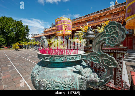 Urna di bronzo al Mieu al tempio. Città Imperiale (Cittadella), tonalità, Vietnam. Foto Stock