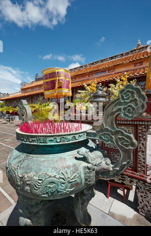Urna di bronzo al Mieu al tempio. Città Imperiale (Cittadella), tonalità, Vietnam. Foto Stock