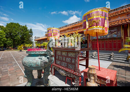 Urna di bronzo al Mieu al tempio. Città Imperiale (Cittadella), tonalità, Vietnam. Foto Stock