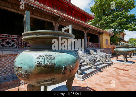 Nove urne dinastiche all'Hien Lam Pavilion (Padiglione della venuta gloriosa). Città Imperiale (Cittadella), tonalità, Vietnam. Foto Stock