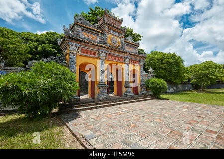 Truong un cancello per il Truong Sanh Residence. Città Imperiale (Cittadella), tonalità, Vietnam. Foto Stock