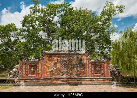 Parete decorativa al Truong Sanh Residence. Città Imperiale (Cittadella), tonalità, Vietnam. Foto Stock