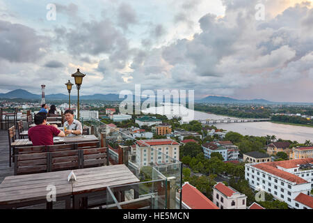Vista della città e del fiume Perfume da Hotel Imperial bar sul tetto. Tinta, Vietnam. Foto Stock