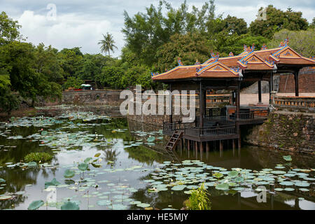 Du Khiem Pavilion e Khiem Luu lago presso la tomba di Tu Duc. Tinta, Vietnam. Foto Stock