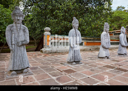 Statue di mandarini presso la tomba di Tu Duc. Tinta, Vietnam. Foto Stock