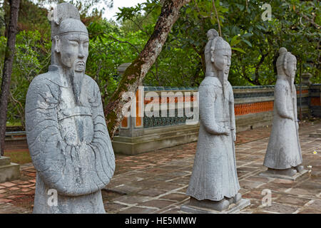 Statue di mandarini presso la tomba di Tu Duc. Tinta, Vietnam. Foto Stock