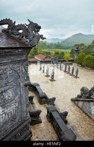 Vista in elevazione della formula di saluto corte presso la tomba di Khai Dinh (Ung tomba). Tinta, Vietnam. Foto Stock