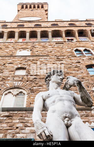 Viaggiare in Italia - vista dal basso della copia della statua David vicino a Palazzo Vecchio a Firenze città. David originale è la scultura rinascimentale creato nel 1501 - Foto Stock