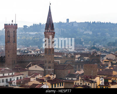Viaggiare in Italia - vista sopra torri della Badia Fiorentina fraternità di Gerusalemme abbazia nella città di Firenze dal Campanile Foto Stock