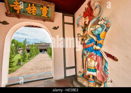 Custode del tempio a Thien Mu Pagoda. Tinta, Vietnam. Foto Stock