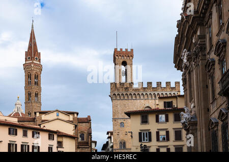 Viaggio in Italia - le torri della Badia Fiorentina e Palazzo del Bargello su case nella città di Firenze Foto Stock