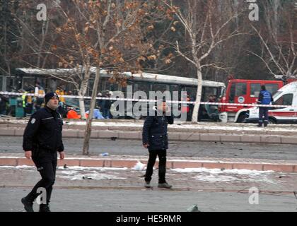 Kayseri, Turchia. Xvii Dec, 2016. Foto scattata a Dic. 17, 2016 mostra il sito di attentato alla bomba in Kayseri, Turchia. Un autobus che trasporta soldati era stata colpita da una esplosione vicino Erciyes University nel centro città turca di Kayseri presto il sabato, uccidendo 13 ed il ferimento di almeno 48. © Xinhua/Alamy Live News Foto Stock