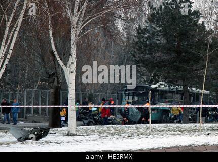 Kayseri, Turchia. Xvii Dec, 2016. Foto scattata a Dic. 17, 2016 mostra il sito di attentato alla bomba in Kayseri, Turchia. Un autobus che trasporta soldati era stata colpita da una esplosione vicino Erciyes University nel centro città turca di Kayseri presto il sabato, uccidendo 13 ed il ferimento di almeno 48. © Xinhua/Alamy Live News Foto Stock