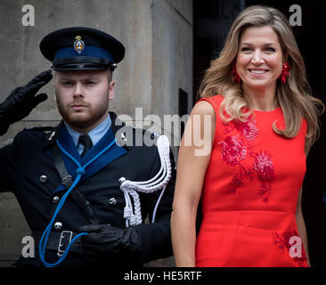 Amsterdam, Paesi Bassi. 15 Dic, 2016. Regina Maxima dei Paesi Bassi partecipa alla cerimonia di premiazione del Principe Claus Prize 2016 nel palazzo reale di Amsterdam, Paesi Bassi, 15 dicembre 2016. ** POINT DE VUE FUORI ** - nessun filo SERVICE - foto: Patrick van Katwijk/Olandese Photo Press/dpa/Alamy Live News Foto Stock