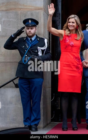 Amsterdam, Paesi Bassi. 15 Dic, 2016. Regina Maxima dei Paesi Bassi partecipa alla cerimonia di premiazione del Principe Claus Prize 2016 nel palazzo reale di Amsterdam, Paesi Bassi, 15 dicembre 2016. ** POINT DE VUE FUORI ** - nessun filo SERVICE - foto: Patrick van Katwijk/Olandese Photo Press/dpa/Alamy Live News Foto Stock