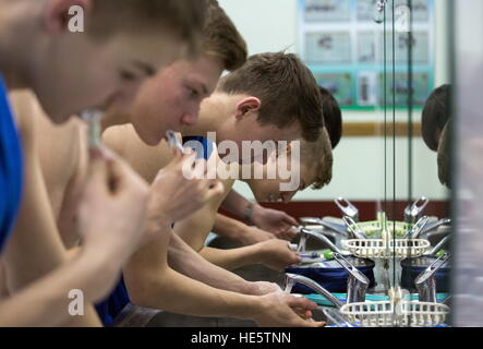 Omsk, Russia. Xvi Dec, 2016. Cadetti di Omsk Cadet Corps spazzolare i denti. © Dmitry Feoktistov ha/TASS/Alamy Live News
