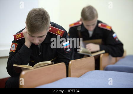 Omsk, Russia. Xvi Dec, 2016. Cadetti di Omsk Cadet Corps lettura. © Dmitry Feoktistov ha/TASS/Alamy Live News