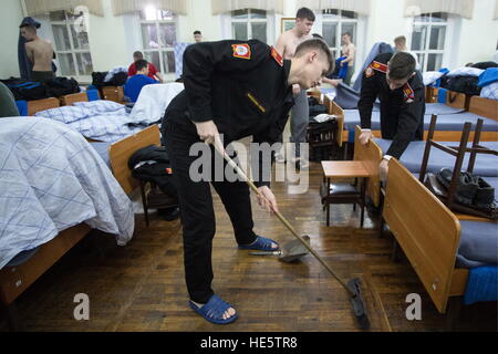 Omsk, Russia. Xvi Dec, 2016. Cadetti di Omsk Cadet Corps fare la pulizia alla caserma. © Dmitry Feoktistov ha/TASS/Alamy Live News