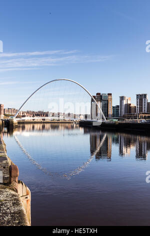 Newcastle upon Tyne, Regno Unito 17 dicembre, 2016. Bella giornata di sole lungo il Tyne nel centro di Newcastle. Milennium Bridge con la riflessione. Copyright Carol moiré/Alamy Live News. Foto Stock