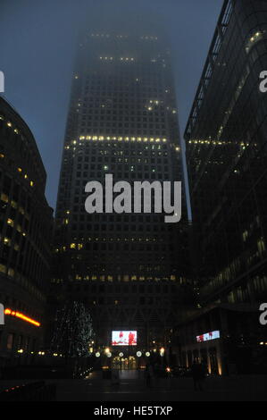 Londra, Regno Unito. Xvii Dec, 2016. Foschia mattutina ricominciare Canary Wharf e il Mercato del Pesce di Billingsgate. © JOHNNY ARMSTEAD/Alamy Live News Foto Stock
