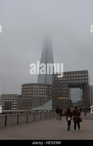 Londra, Regno Unito. Xvii Dec, 2016. Regno Unito meteo. Nebbioso giorno a Londra. © claire doherty/Alamy Live News Foto Stock