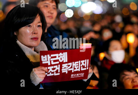 Seoul, Corea del Sud. Xviii Dicembre, 2016. Sud coreani targhetta portano a leggere 'President Park Guen-Hye OUT' durante il rally contro il Presidente Parco-geun hye su Gwanghwamoon square. © Min Won-Ki/ZUMA filo/Alamy Live News Foto Stock