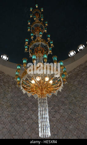 (161217) -- di Karachi (Pakistan), Dicembre 17, 2016 (Xinhua) -- un nuovo lampadario è visto a Mazar-e-Quaid nel sud del Pakistan città portuale di Karachi, a Dic. 17, 2016. Il nuovo lampadario che rappresentano China-Pakistan amicizia il sabato è stato installato a Mazar-e-Quaid, o il mausoleo del fondatore del Pakistan Muhammad Ali Jinnah, a Karachi in Pakistan, in sostituzione di quello dato da parte del governo cinese di 46 anni fa. (Xinhua/Masroor) Foto Stock